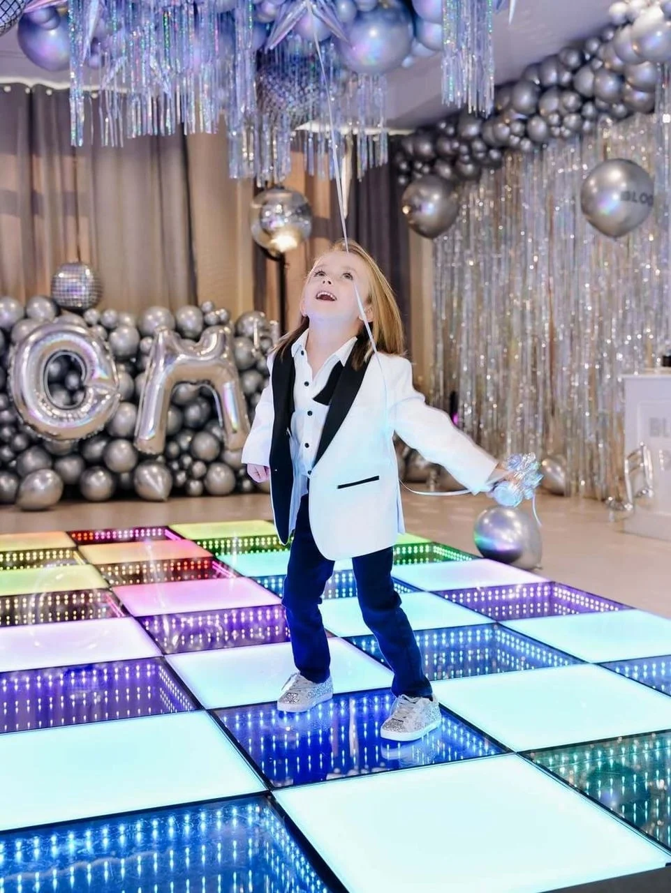 Bloom Tatarinov na osvijetljenom plesnom podiju