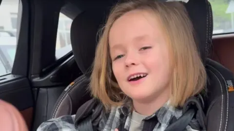 Dječak Bloom Tatarinov pjeva u automobilu