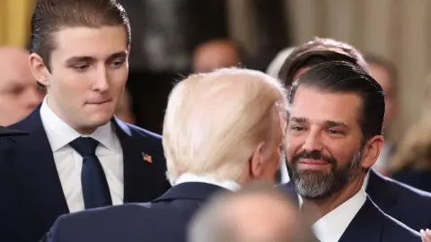 Barron i Donald Trump Jr. u odijelima na službenom događaju sa svojim ocem.