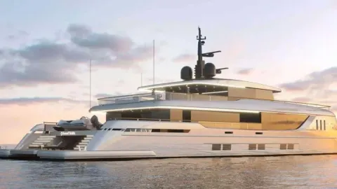 Moderni bijeli luksuzni katamaran na mirnom moru pod predvečernjim nebom.