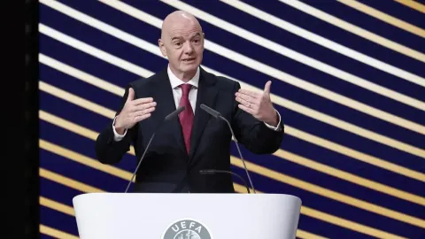 Gianni Infantino drži govor za govornicom s logotipom UEFA-e