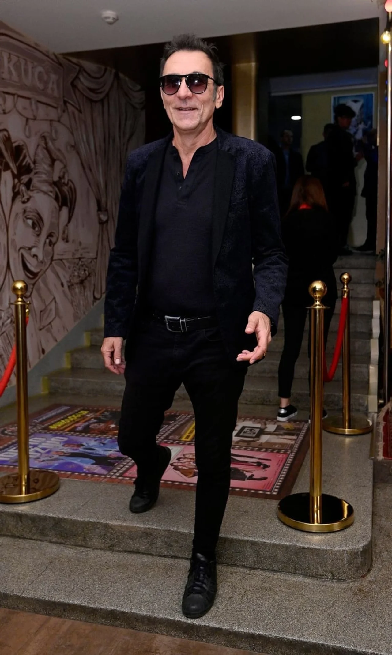 Đuro u crnoj odjevnoj kombinaciji silazi niz stepenice u javnom prostoru