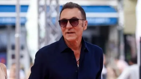 Glumac Branko Đurić Đuro sa sunčanim naočalama u šetnji gradom