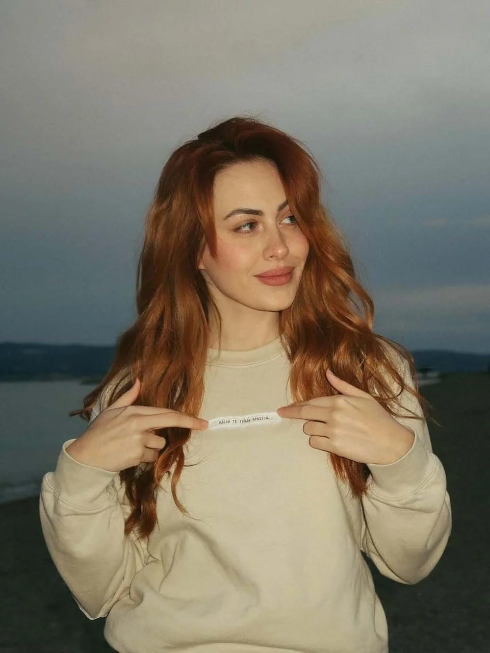 Pjevačica Albina pokazuje poruku na majici 'vjera te tvoja spasila'