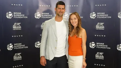 Novak i Jelena Đoković nasmiješeni ispred zida s logotipima zaklade