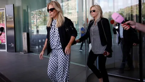 Arantxa Sánchez Vicario sa sunčanim naočalama izlazi iz zgrade