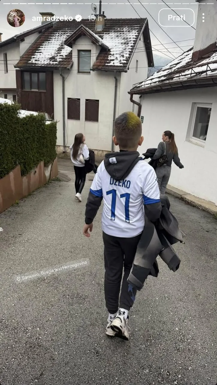 Dječak u nogometnom dresu s prezimenom Džeko hoda ulicom