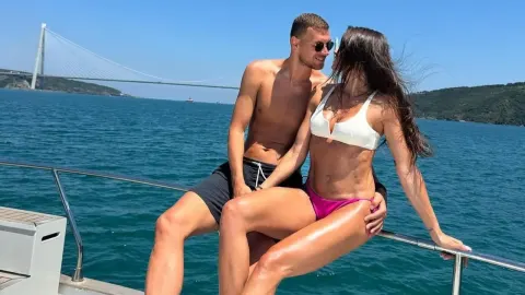 Edin i Amra Džeko na brodu tijekom ljetnog odmora