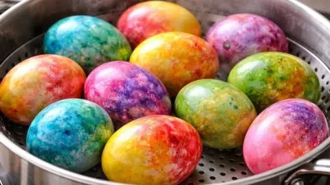 Šarena uskrsna jaja s mramornim efektom u metalnom parnom boci