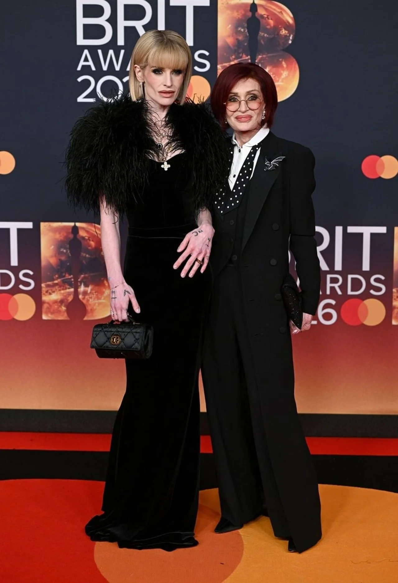 Kelly i Sharon Osbourne poziraju na crvenom tepihu Brit Awards 2024