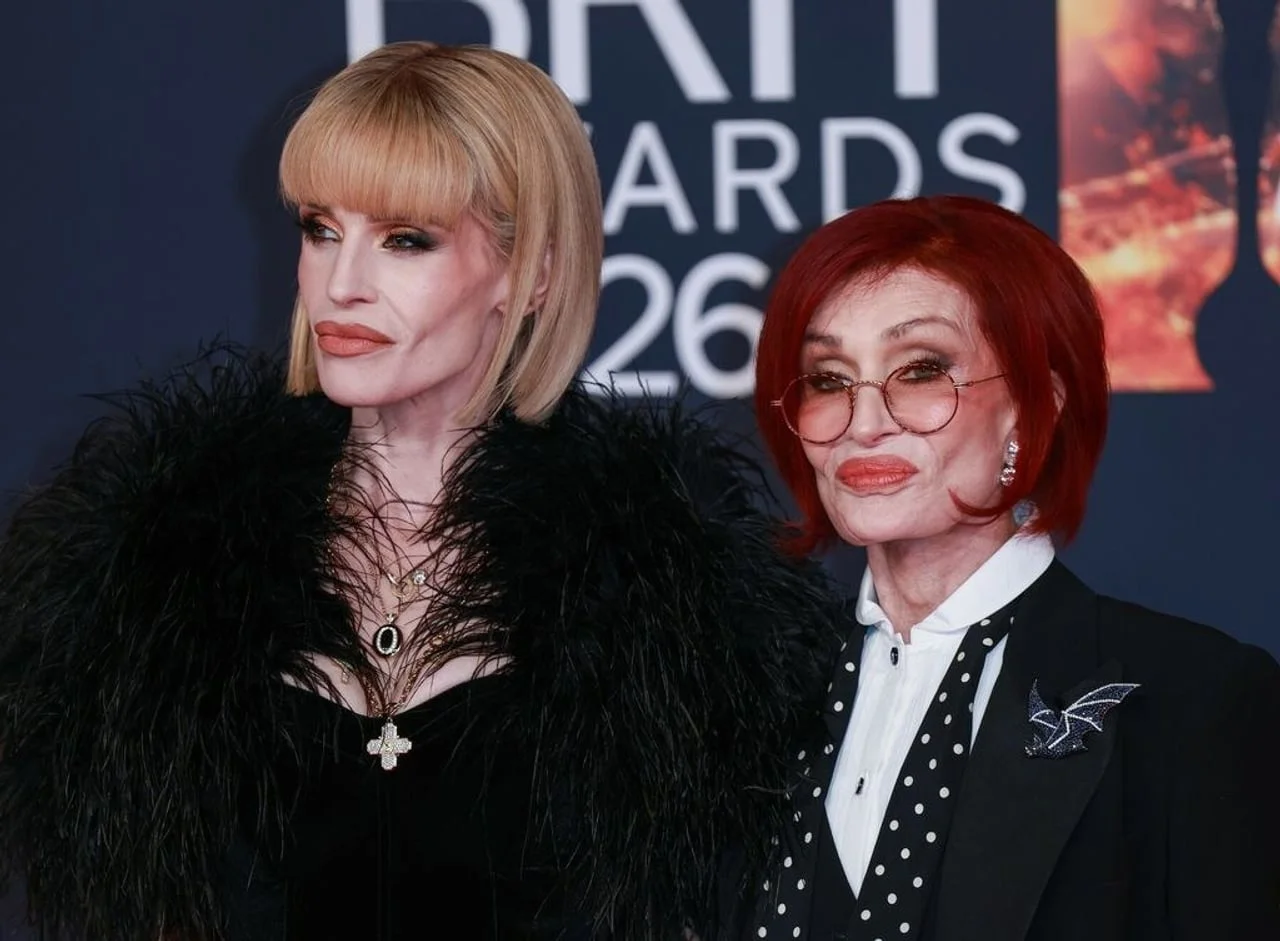 Sharon i Kelly Osbourne nasmijane poziraju fotografima