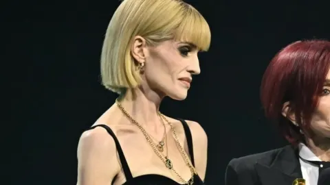 Kelly Osbourne i Sharon Osbourne na pozornici tijekom dodjele nagrada