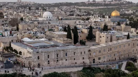 Panoramski prikaz starog grada Jeruzalema s Kupolom na stijeni u pozadini.