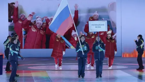 Sportaši nose rusku zastavu i natpis Federazione Russa na ceremoniji otvaranja.