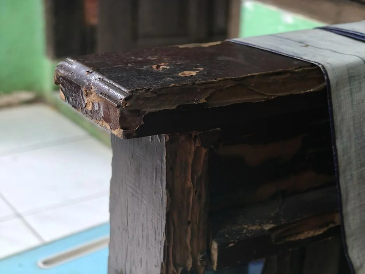 Oštećeni drveni rub namještaja zahvaćen vlagom