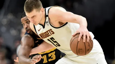 Nikola Jokić u prodoru s loptom protiv obrambenog igrača