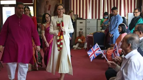 Kate Middleton u bijelom kaputu posjećuje centar zajednice bosonoga