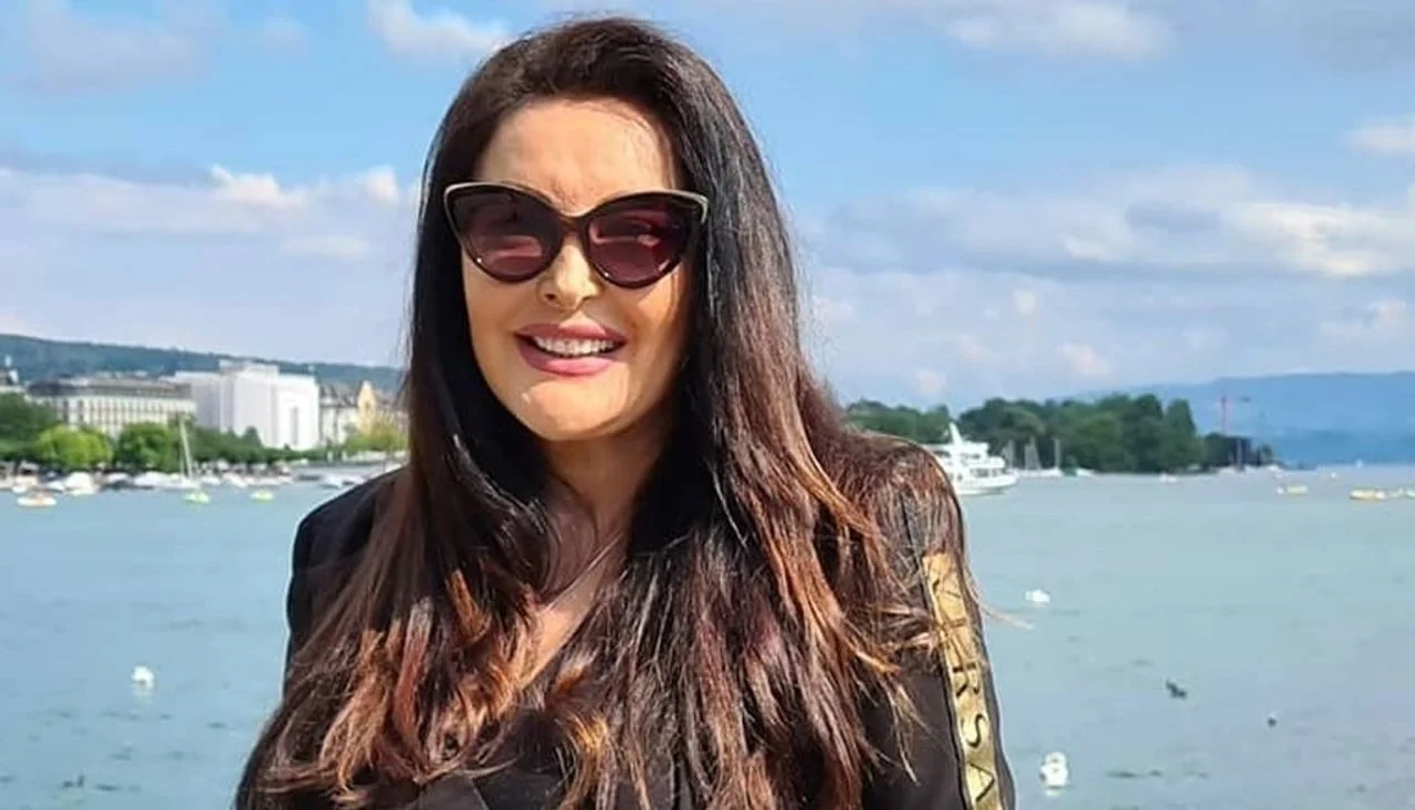 Dragana Mirković sa sunčanim naočalama osmjehuje se ispred vodene površine