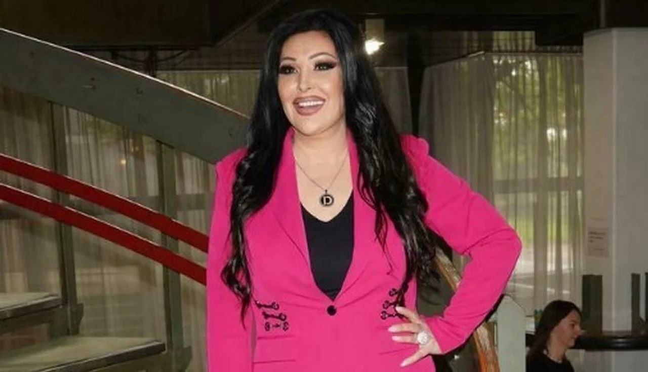 Dragana Mirković u upečatljivom ružičastom sakou pozira u zatvorenom prostoru