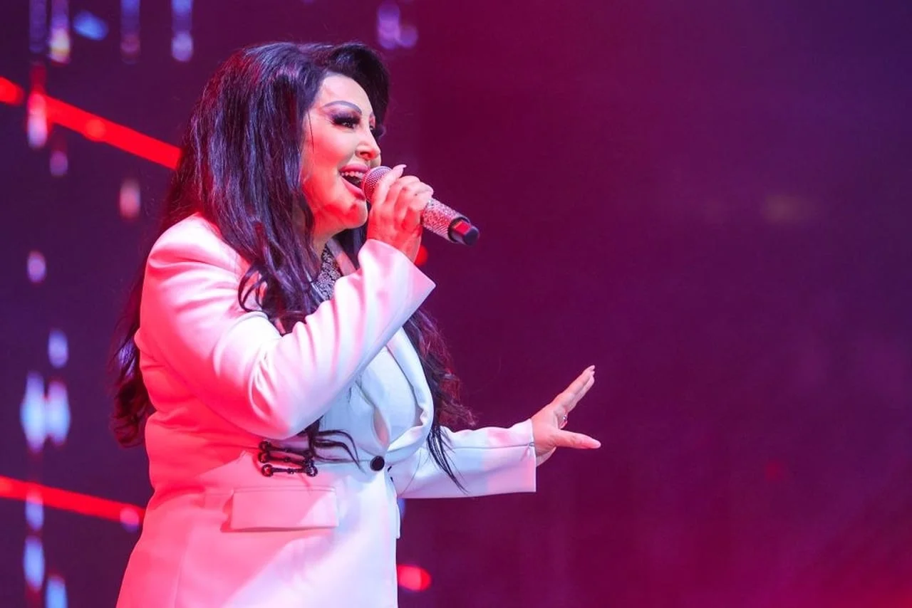 Dragana Mirković pjeva na pozornici obasjana ružičastim i ljubičastim svjetlima