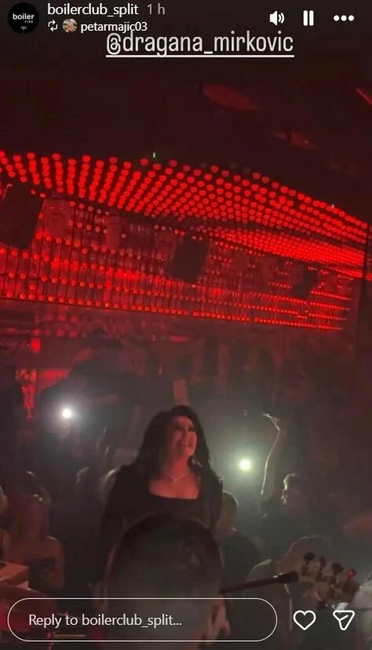 Pjevačica Dragana Mirković na pozornici okružena crvenim svjetlima kluba