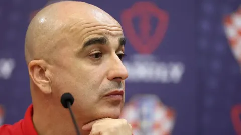 Portret Brune Marića s rukom na bradi tijekom konferencije za medije.