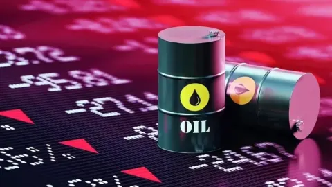 Bačve nafte na pozadini digitalnog zaslona s burzovnim brojevima i crvenim strelicama.