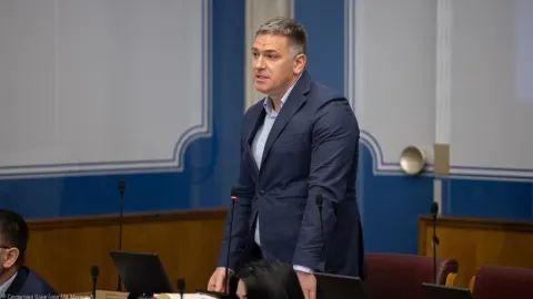 Zastupnik Oskar Huter u crnogorskom parlamentu stoji za govornicom.