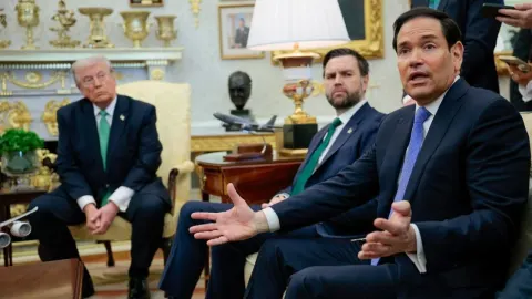 Donald Trump, JD Vance i Marco Rubio u Ovalnom uredu Bijele kuće.