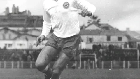 Crno-bijela fotografija nogometaša Ivana Pavliče u pokretu na terenu Hajduka.