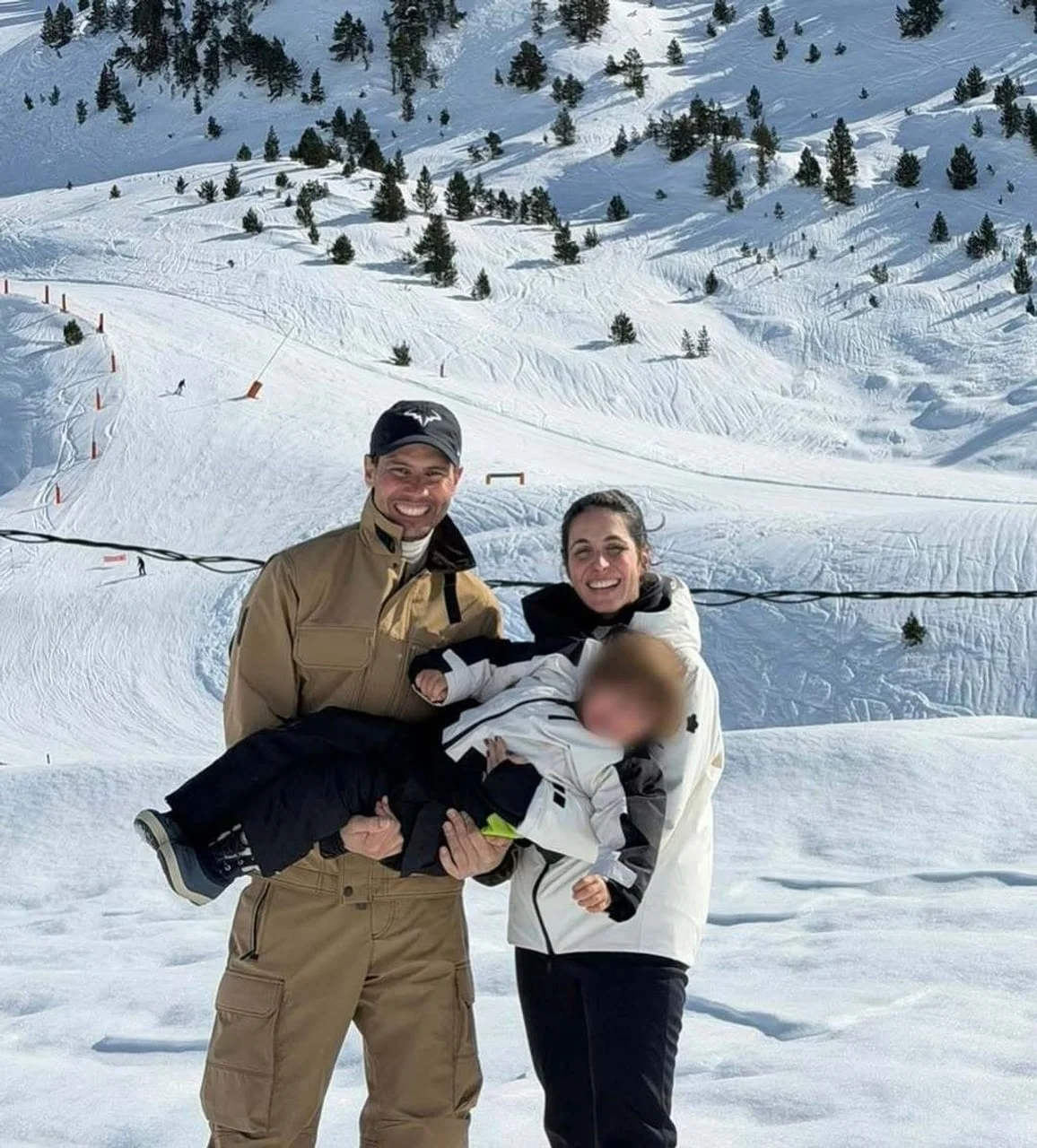 Obitelj Nadal pozira na skijaškoj stazi okruženoj borovom šumom.