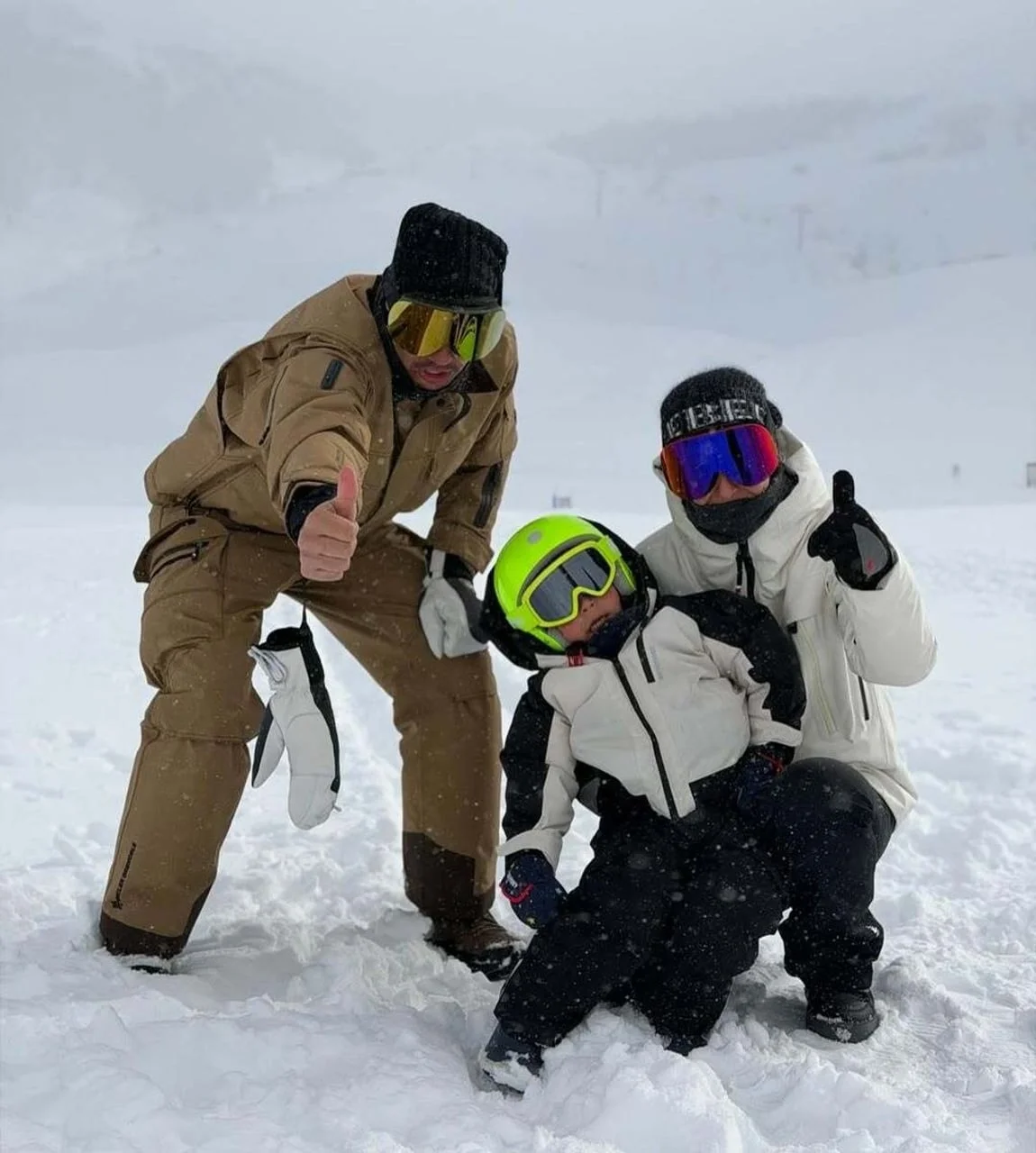 Rafael i Marija Nadal sa sinom nose skijašku opremu i poziraju s palcem gore.