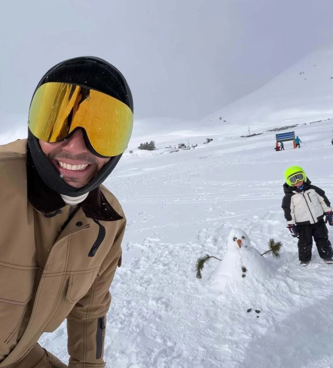 Selfie Rafaela Nadala sa sinom pored malog snjegovića na prostranom skijalištu.
