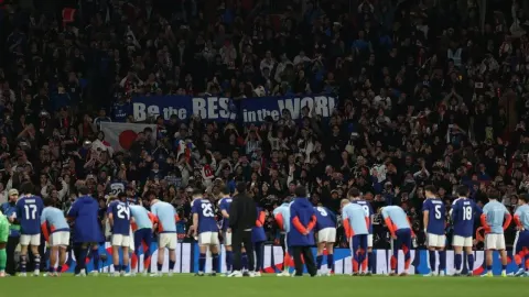 Japanski nogometaši klanjanju se navijačima na stadionu Wembley nakon utakmice.