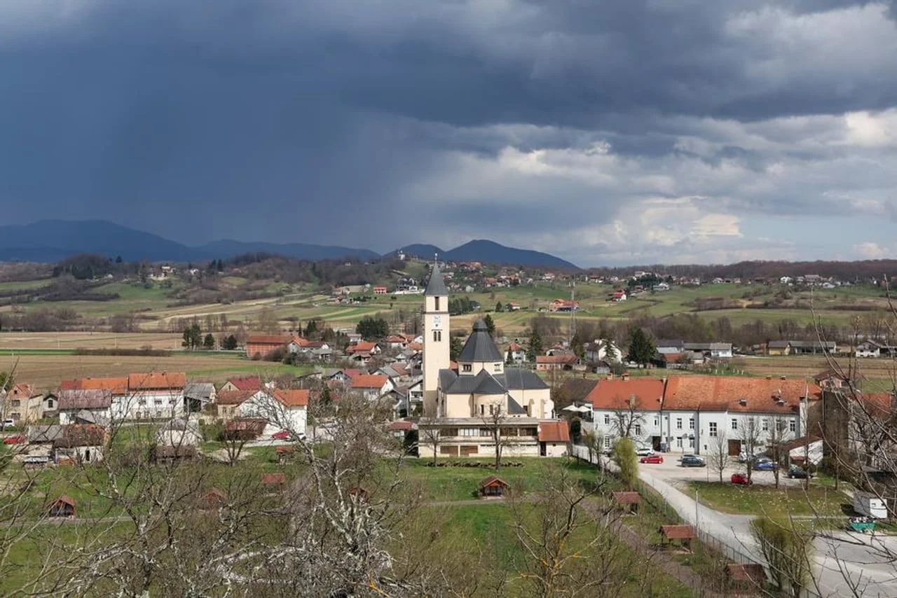 Panoramski pogled na naselje Krašić pod oblačnim nebom
