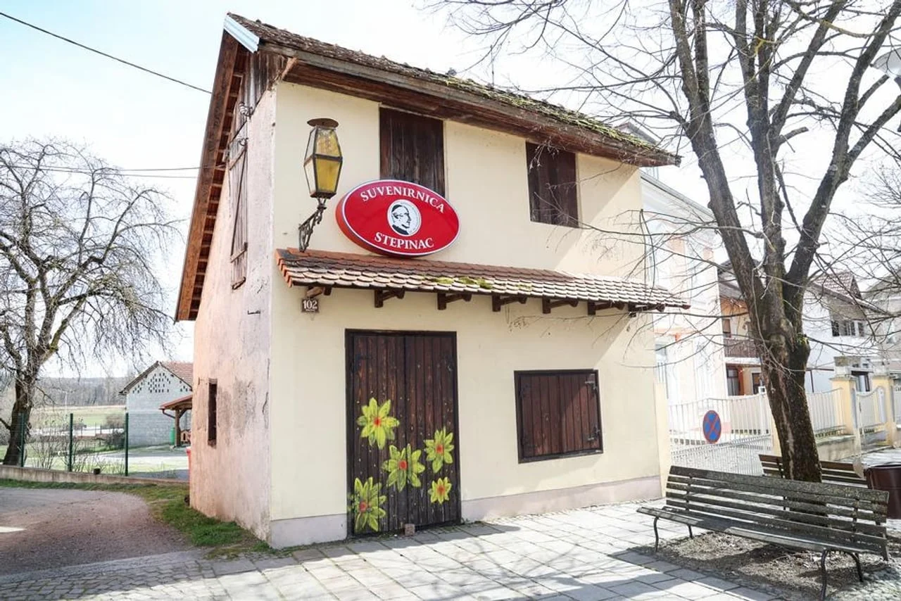Mala kamena zgrada s natpisom Suvenirnica Stepinac