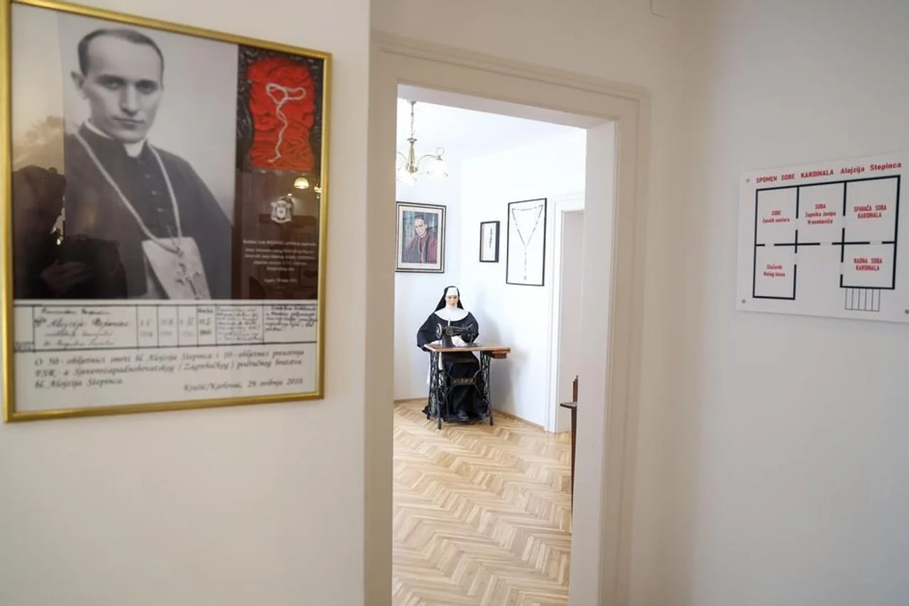 Prikaz unutrašnjosti spomen sobe s portretom i figurom redovnice