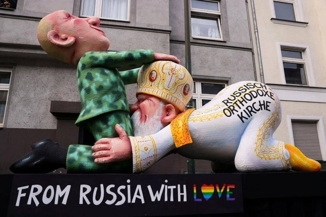 Karnevalska kolica s natpisom From Russia with love i provokativnom figurom