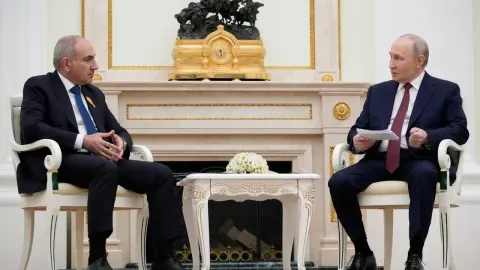 Vladimir Putin i Nikol Pašinjan sjede u foteljama tijekom službenog sastanka u Kremlju.