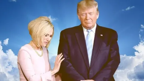 Paula White i Donald Trump stoje zatvorenih očiju ispred neba s oblacima.