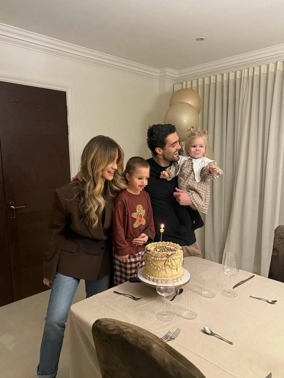 Mateo Kovačić sa suprugom i djecom slavi rođendan uz tortu.