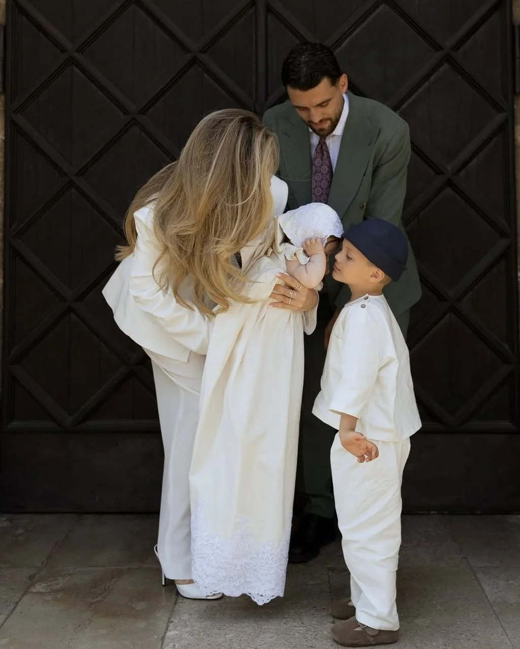 Obitelj Kovačić u svečanoj odjeći ispred katedrale tijekom krštenja.