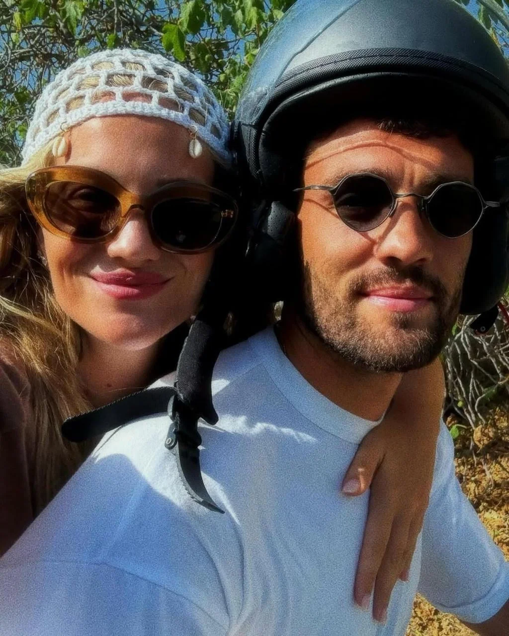 Mateo i Izabel Kovačić nose sunčane naočale tijekom vožnje motorom.