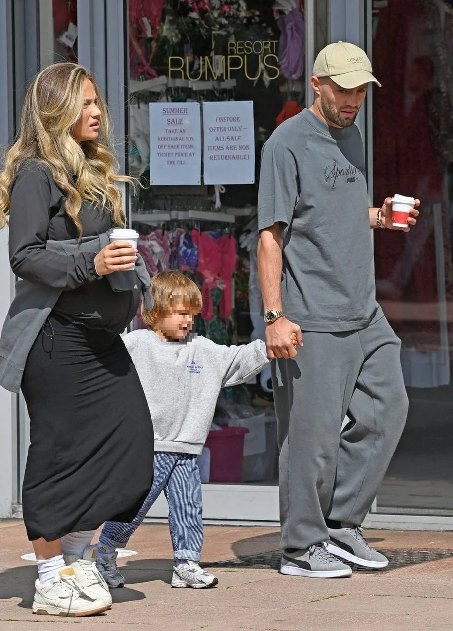 Mateo Kovačić šeće sa trudnom suprugom i sinom držeći ga za ruku.