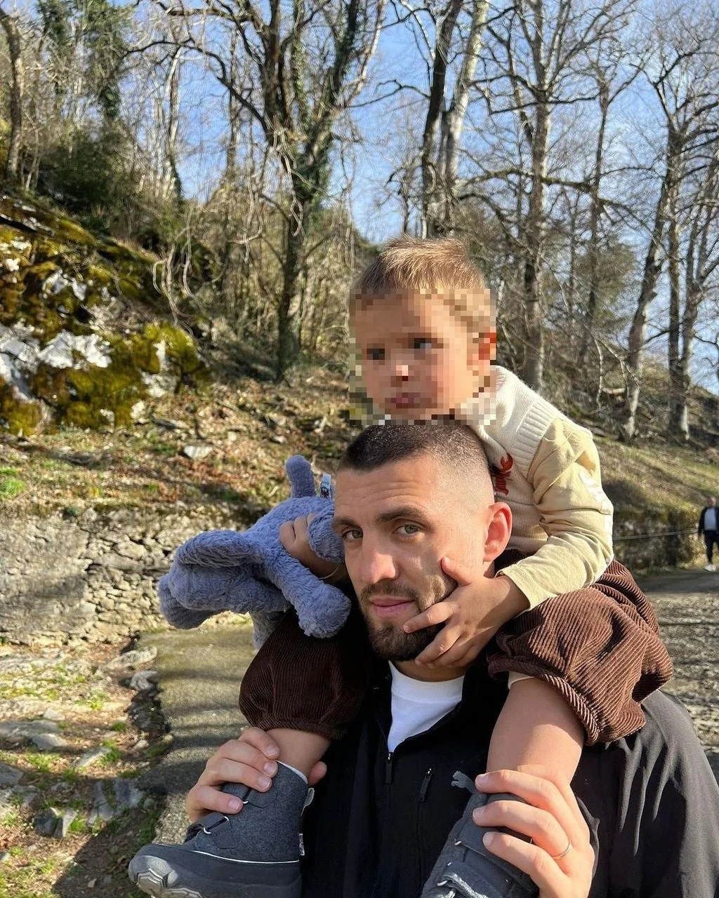 Mateo Kovačić nosi sina Ivana na ramenima tijekom boravka u prirodi.