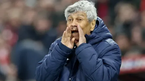 Mircea Lucescu usmjerava igrače s klupe tijekom nogometne utakmice.