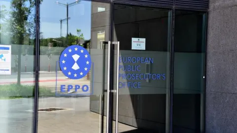 Ulaz u ured europskog javnog tužitelja EPPO s logotipom na staklenim vratima.
