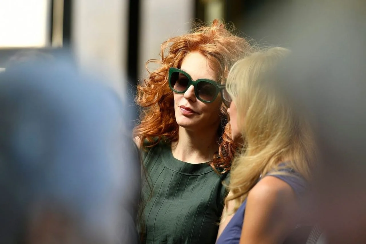 Portret Ane Karamarko sa zelenim sunčanim naočalama u društvu prijateljice