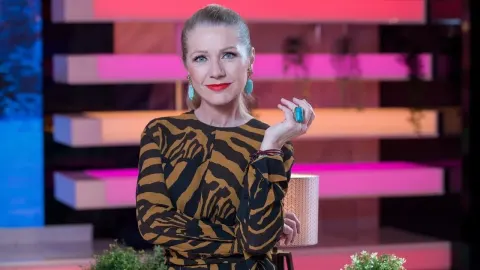 Voditeljica Barbara Kolar u haljini sa životinjskim uzorkom pozira u TV studiju.