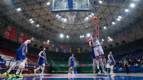 Košarkaši Cibone u akciji ispod koša u dvorani Dražena Petrovića.